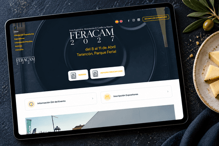 Web de FERACAM en una tableta dentro de una composición gastronómica